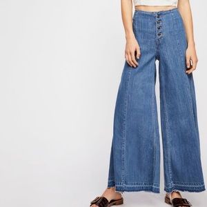 FREE PEOPLE Jeans CLEAR BLUE Cotton Wide Leg Buckle Back Raw Hem Denim Size 29
